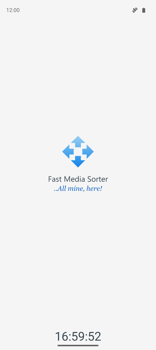 FastMediaSorter startup splash screen showing the four-arrow logo, the app name and the current time with seconds