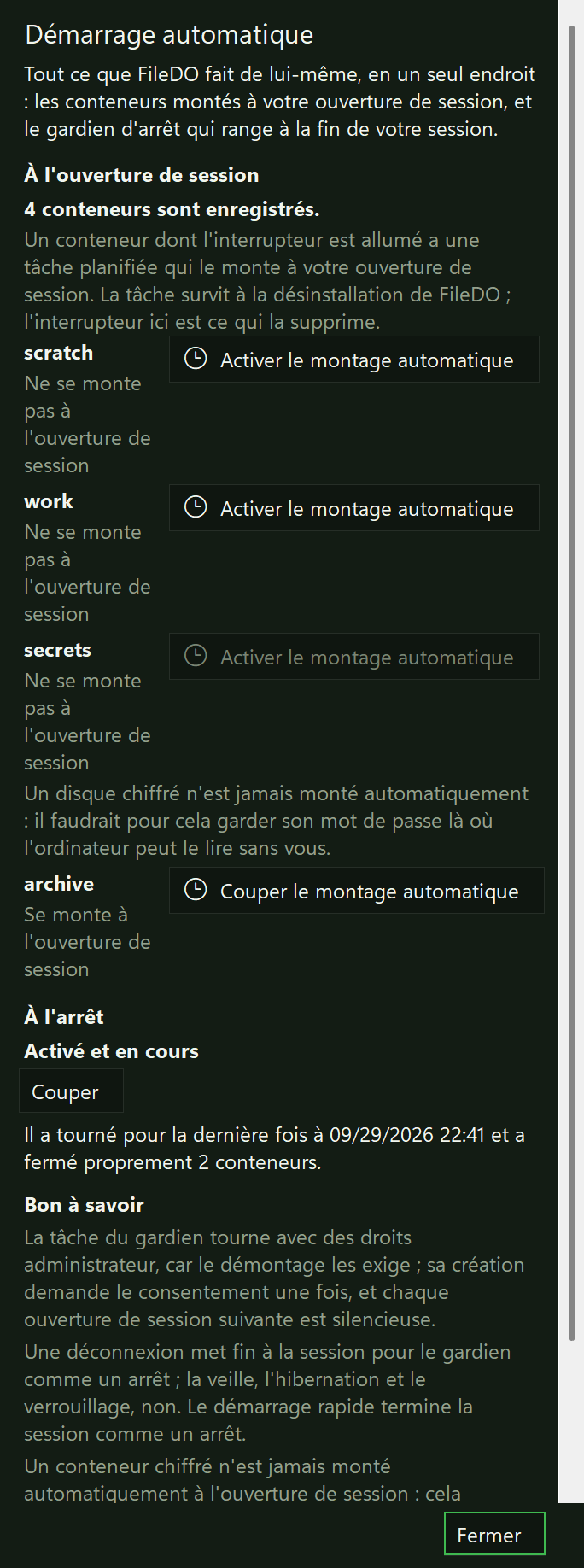 Le dialogue Démarrage automatique : sous À l’ouverture de session, quatre conteneurs enregistrés, chacun avec son état en toutes lettres et un interrupteur - scratch et work ne se montent pas à l’ouverture de session, archive si, et le conteneur chiffré secrets a son interrupteur désactivé avec la raison dessous ; sous À l’arrêt, le gardien Activé et en cours, un bouton Couper, et le dernier passage, qui a fermé proprement deux conteneurs ; puis Bon à savoir